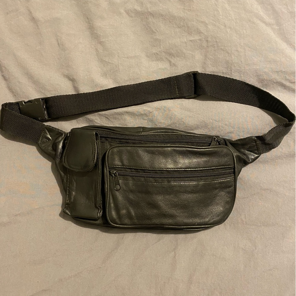 Vintage genuine leather Toni black belt bag fanny pack 90’s style cross body